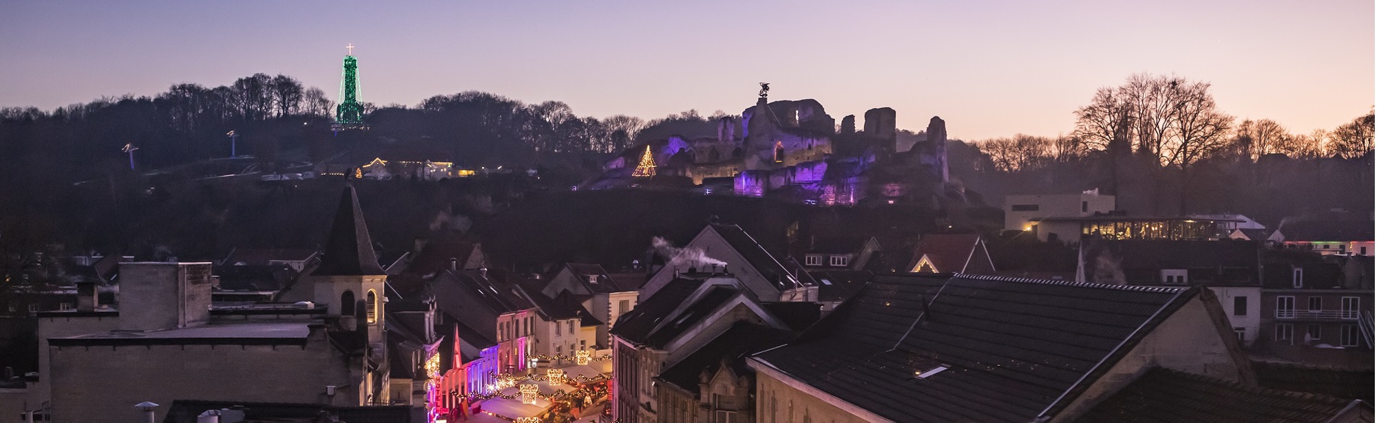 Avondbeeld van centrum Valkenburg tijdens Kerststad Valkenburg