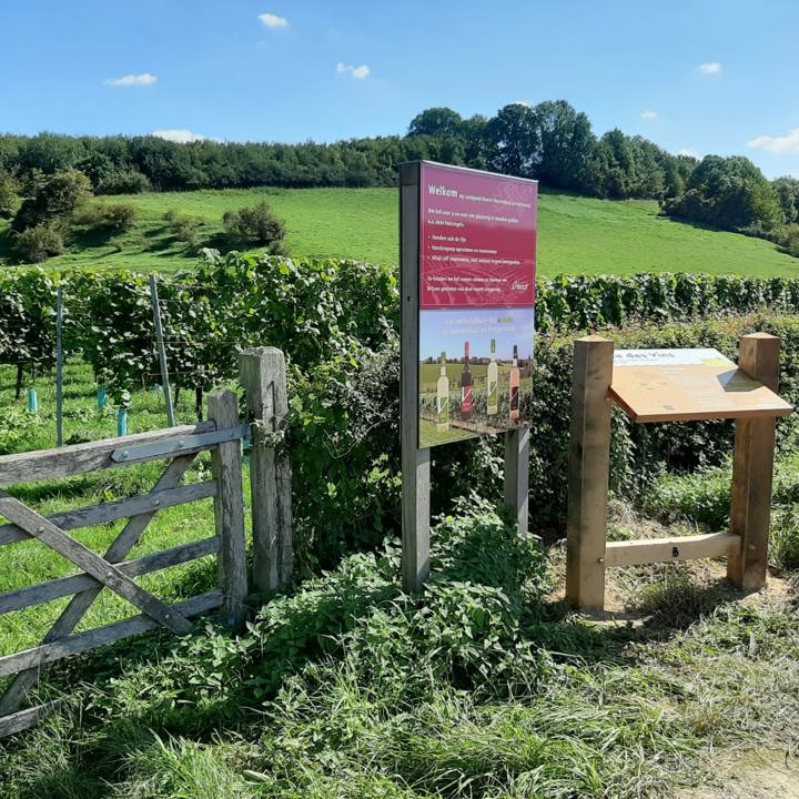 De toegangspoort van Landgoed Overst met twee informatieve wijnborden