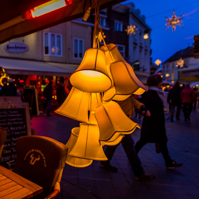 Gele kerstklokken hangen als versiering aan luifel van terras