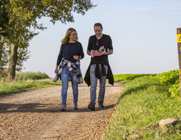 Twee wandelaars op Jacobspad met paaltje