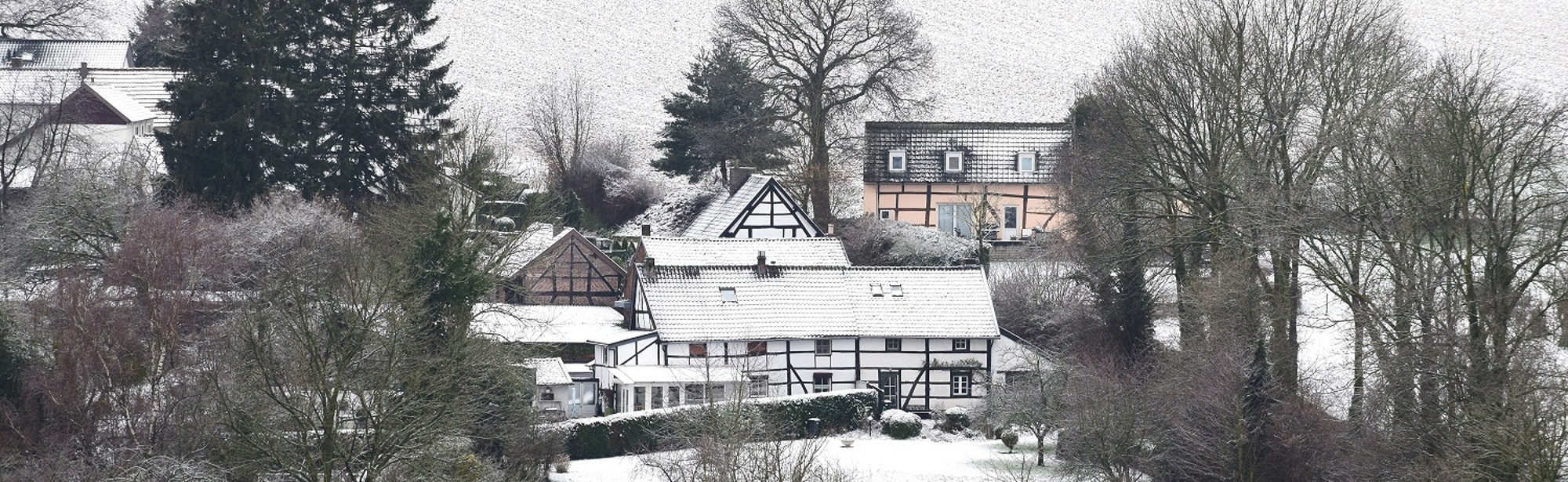 Winters Uitzicht op een dorpje Met Vakwerkhuizen.