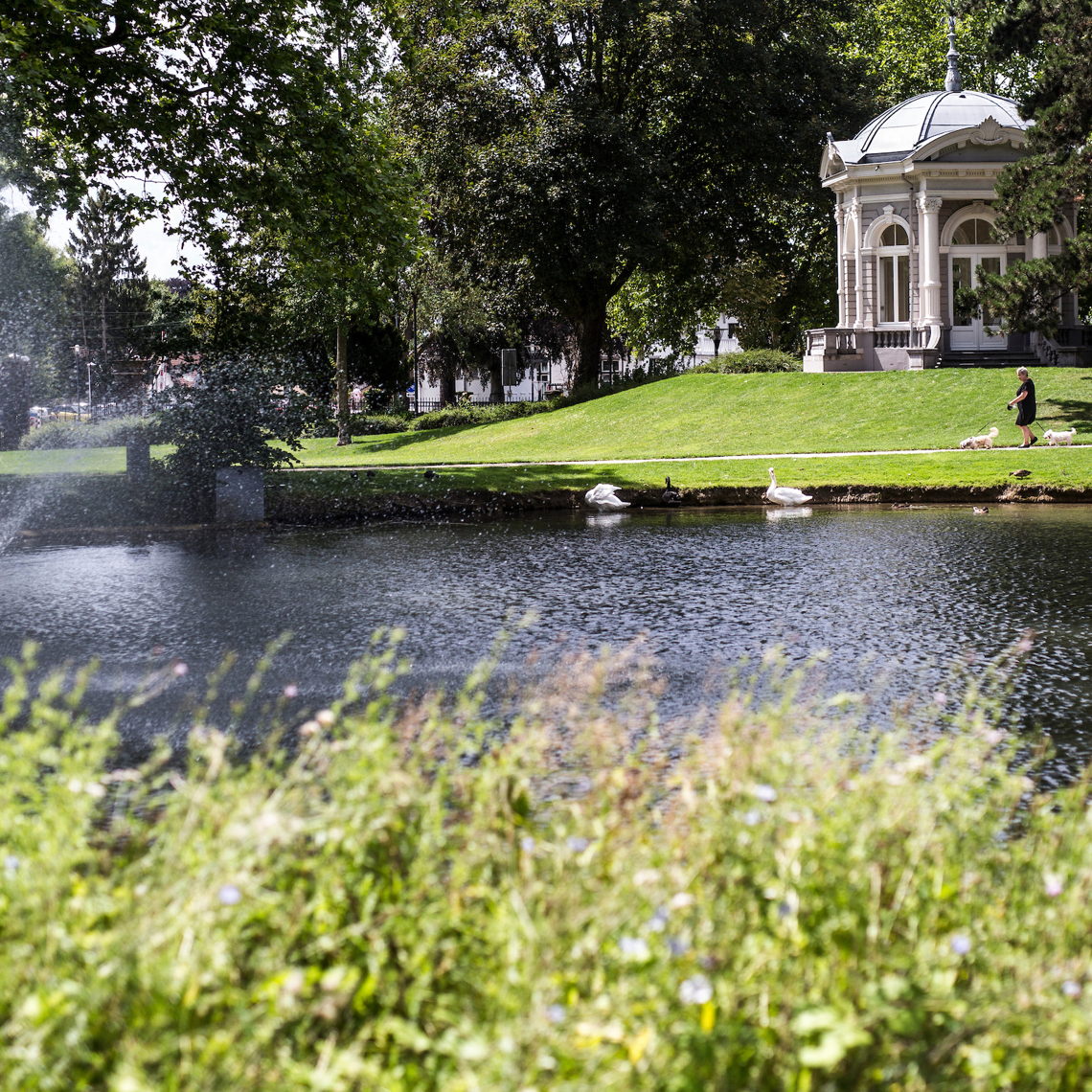 Gloriette In Proosdijpark Meerssen, vijver met fonein