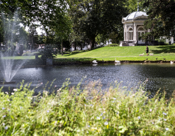 Gloriette In Proosdijpark Meerssen, vijver met fonein