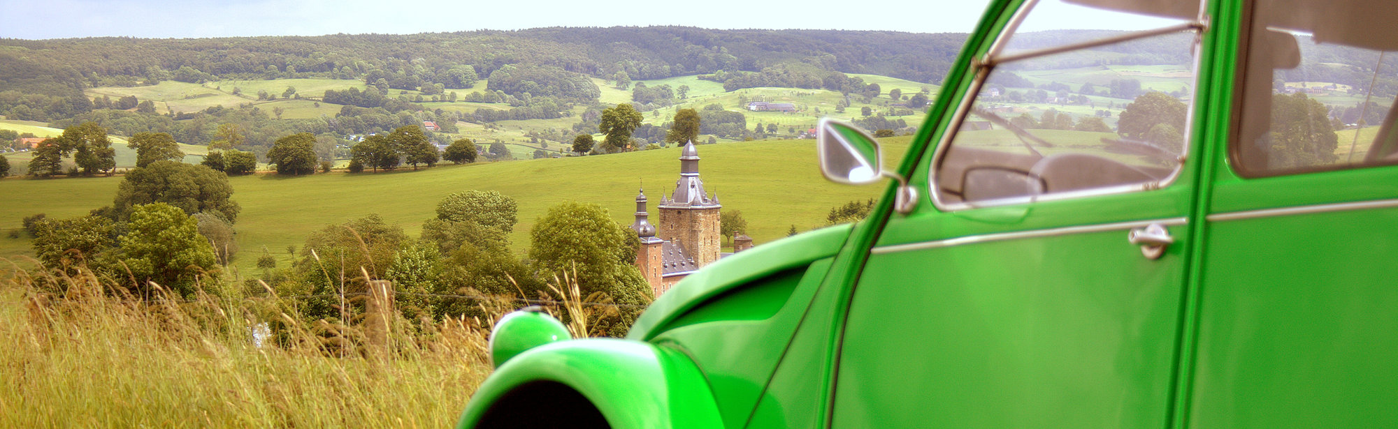 Groene 2CV met uitkijk op Heuvelland