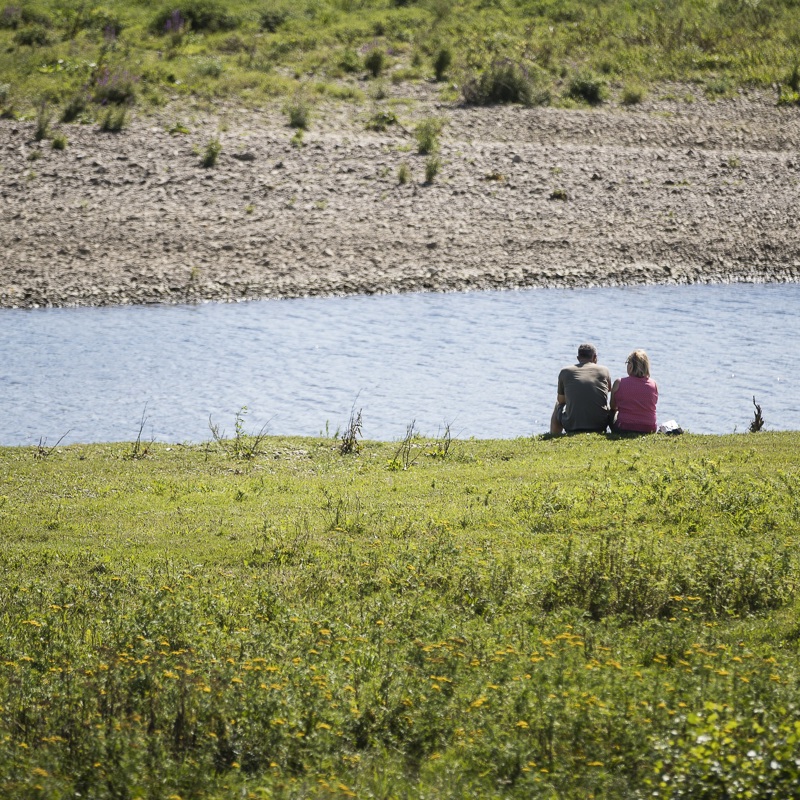 Met z'n twee genieten bij het water in Rivierpark Maasvallei