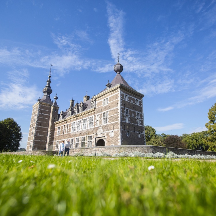 Kasteel Eijsden met twee wandelaars 