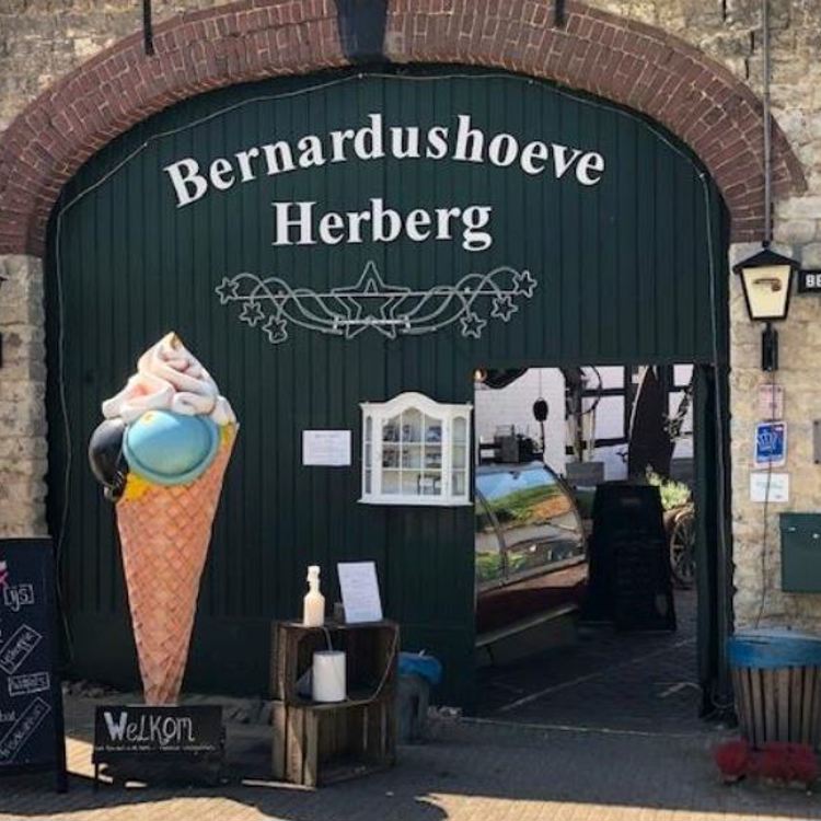 De toegangspoort met ijsje en welkomsborden bij Herberg de Bernardushoeve