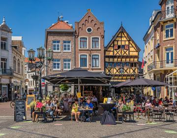 Vooraanzicht van de gebouwen en terrassen op de historische markt in Sittard