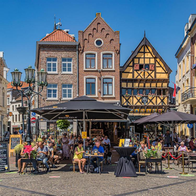 Vooraanzicht van de gebouwen en terrassen op de historische markt in Sittard