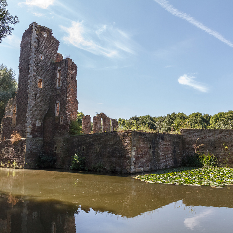 De ruïne van Slot Schaesberg met de slootgracht eromheen