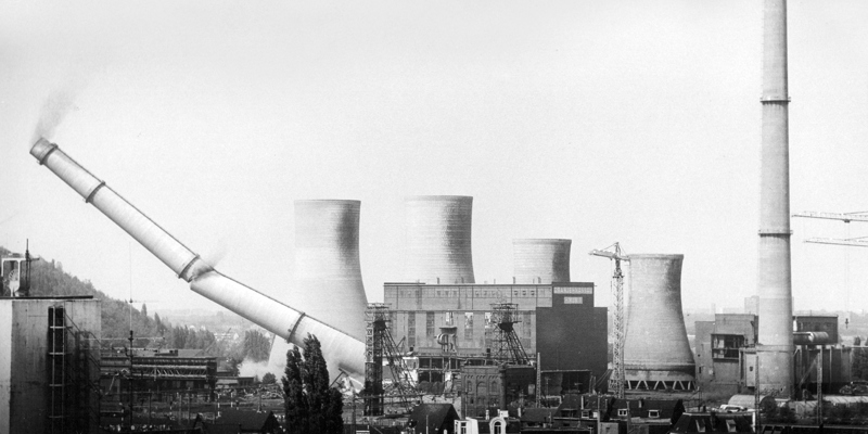 Zwart wit foto van de val van de schoorsteen De Lange Lies in Heerlen