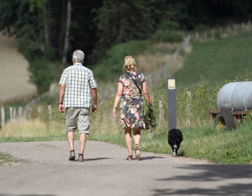 Man en vrouw lopen samen met de hond de Wanenbergroute