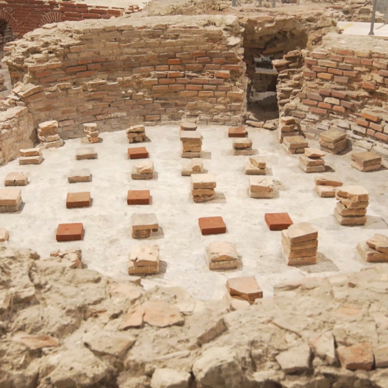 Het Romeinse badhuis in het Thermenmuseum te zien tijdens de Romeinse familietocht