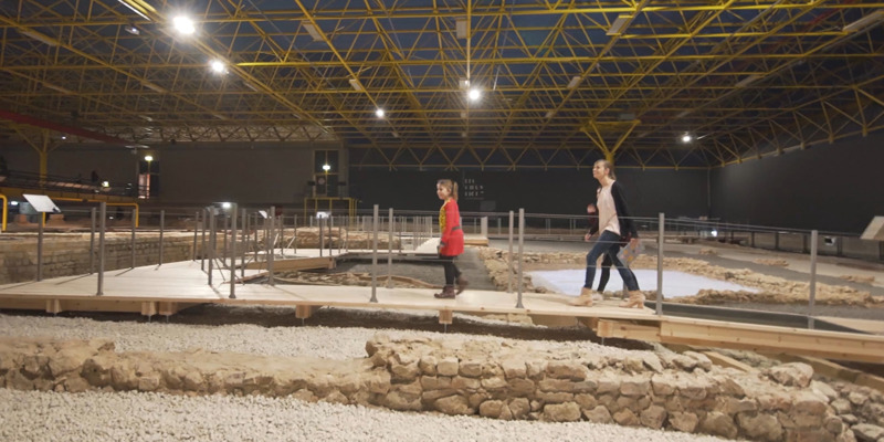 Wandelen door het Thermenmuseum tijdens de Romeinse familietocht