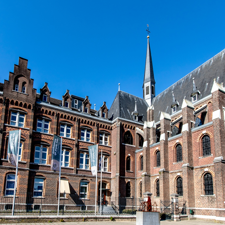 Oud klooster met kapel: museum de schat van Simpelveld