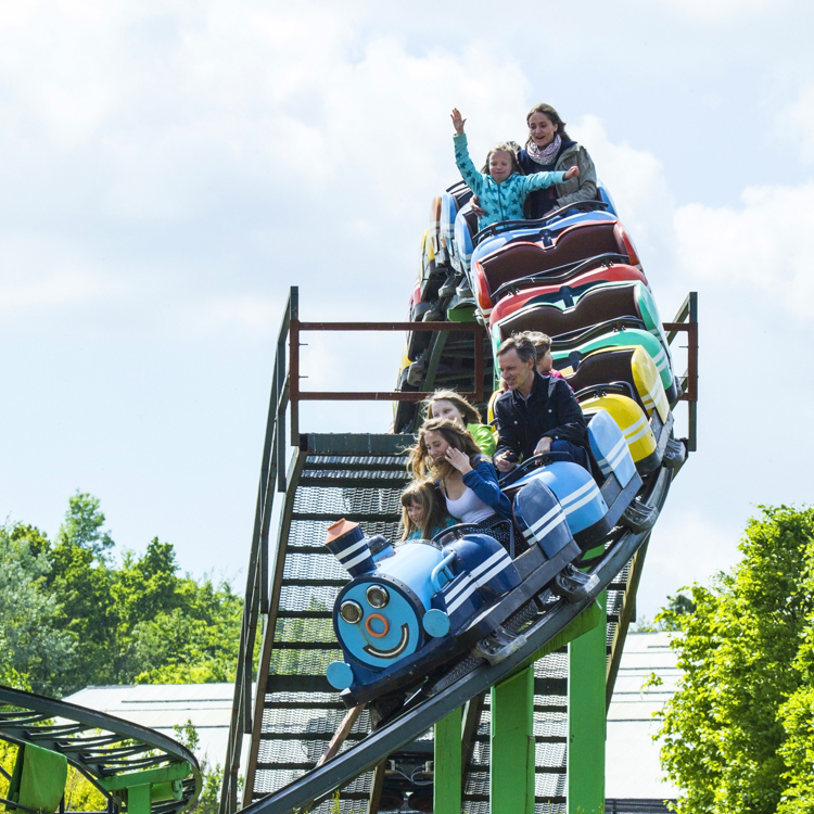 Ouders met kinderen in een kinderachtbaan