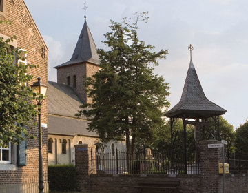 Zicht op de St. Nicolaas kerk in Millen