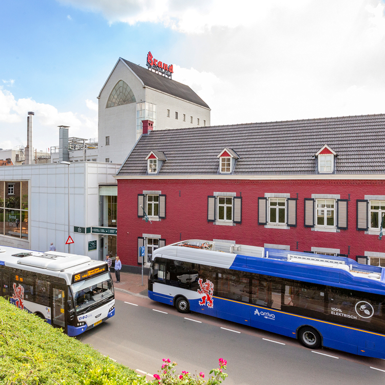 Twee Arriva bussen rijdens langs de Brand Brouwerij