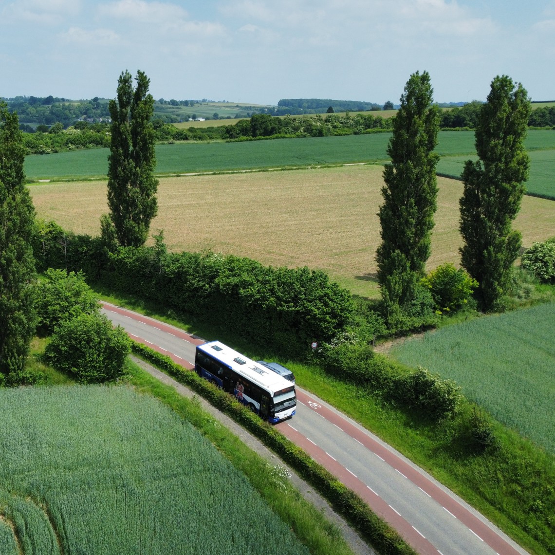 Een Arriva bus rijdt door het Heuvelland