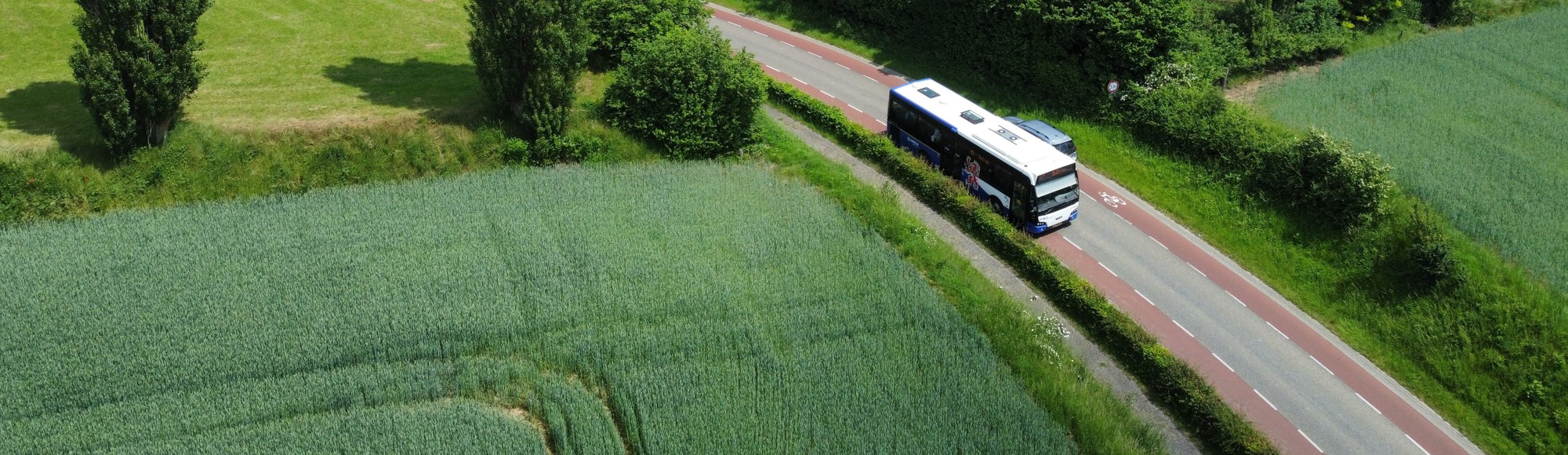 Een Arriva bus rijdt door het Heuvelland