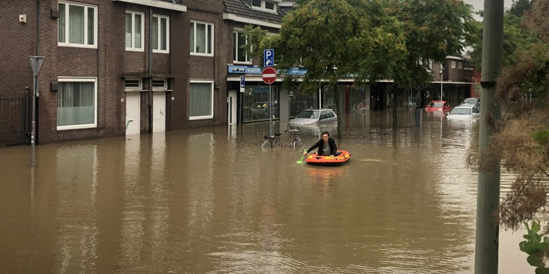 Met een bootje door de straten gevuld met water uit de Caumerbeek