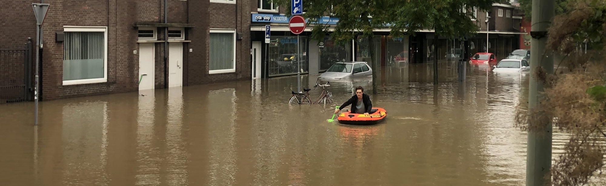 Met een bootje door de straten gevuld met water uit de Caumerbeek