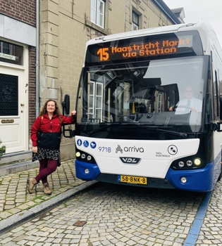 Jenneke Op De Foto Met De Buschauffeur in Eijsden