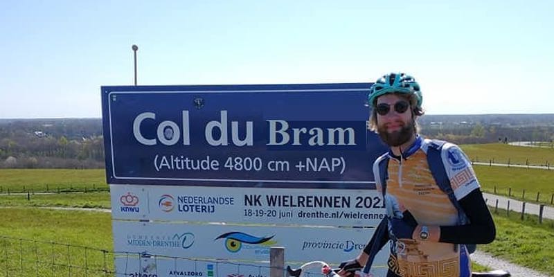 Bram die voor een bord staat waarop col du bram staat