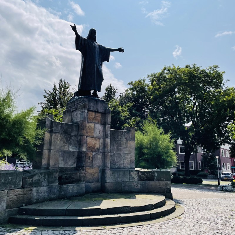 Romeins standbeeld temidden van het Tempsplein in Heerlen