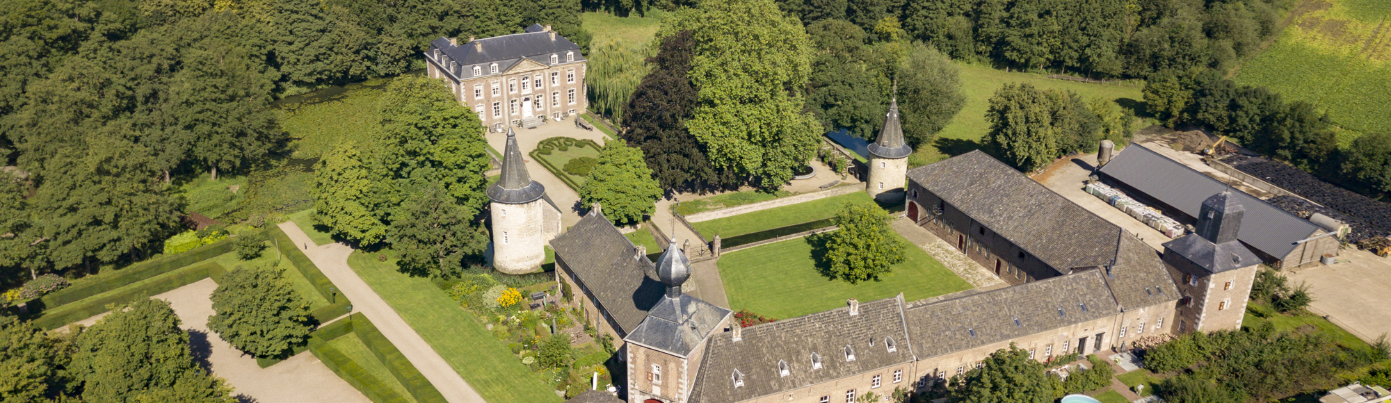 Een bovenaanzicht van Kasteel Cortenbach in Voerendaal