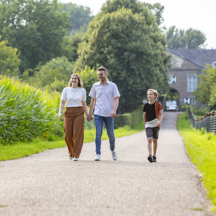 Een gezin wandelt met zoontje over de toegangsweg bij Kasteel Haeren in Voerendaal