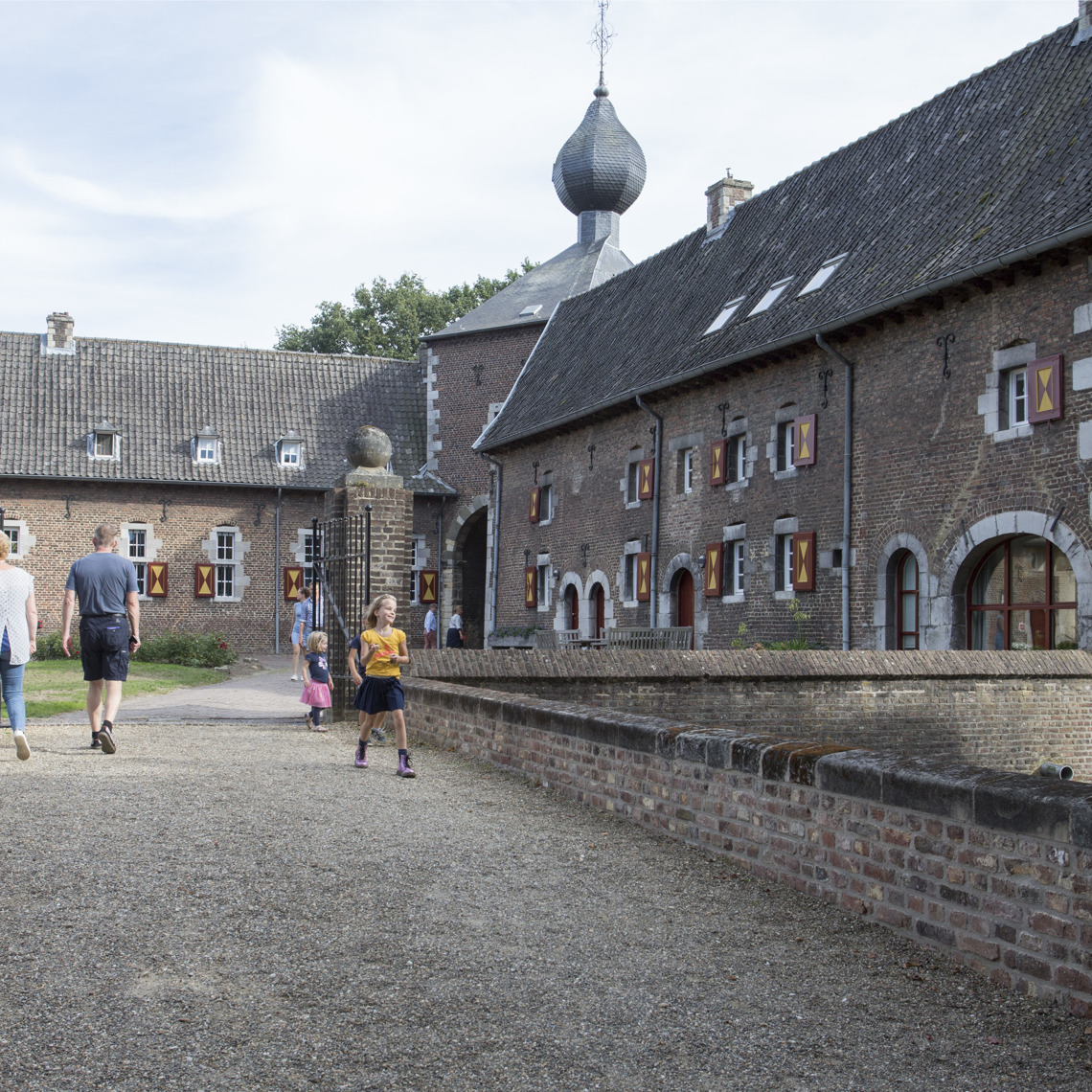 Een meisje loopt tijdens de Open Monumentendag rond bij Kasteel Cortenbach