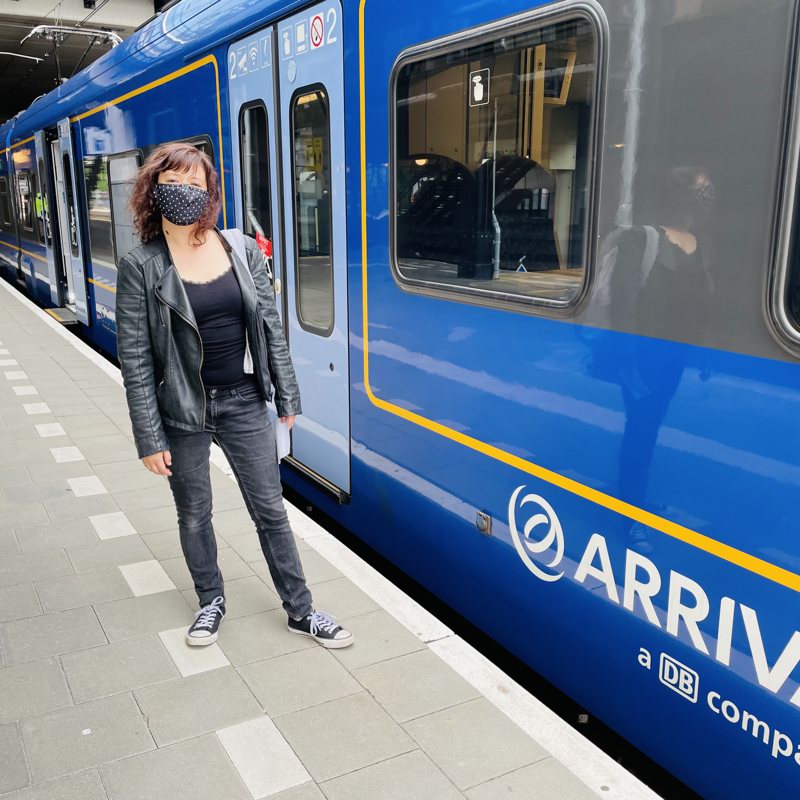 Anne stapt in de Arriva trein