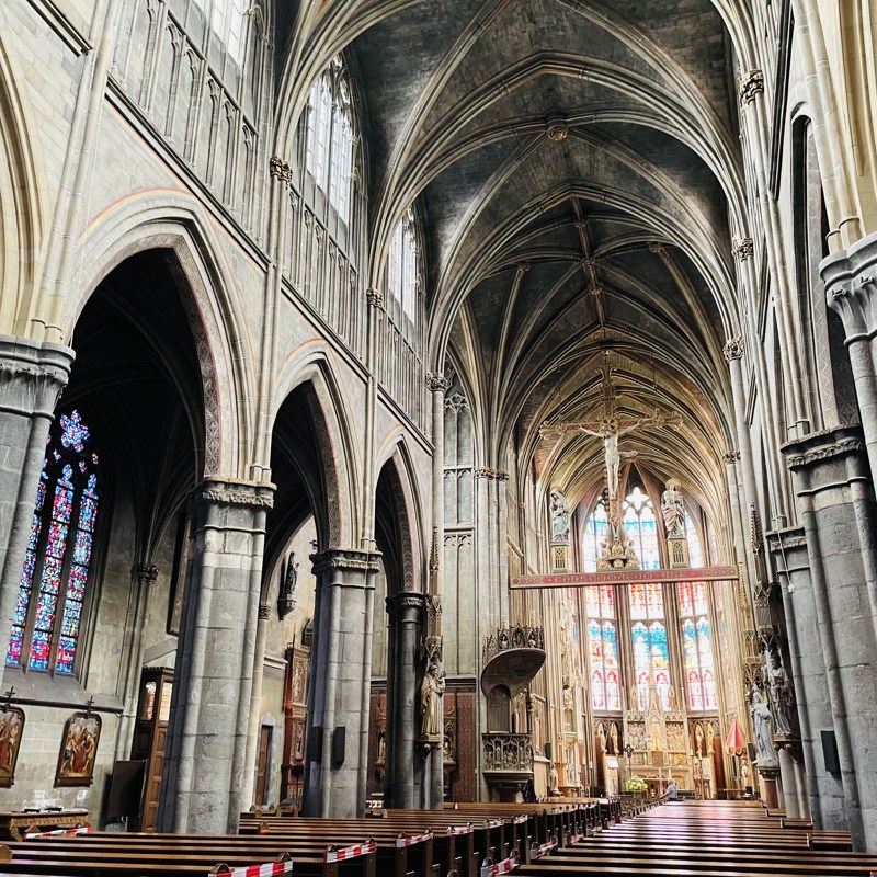 Het gangpad en gewelf van de kerk in Meerssen