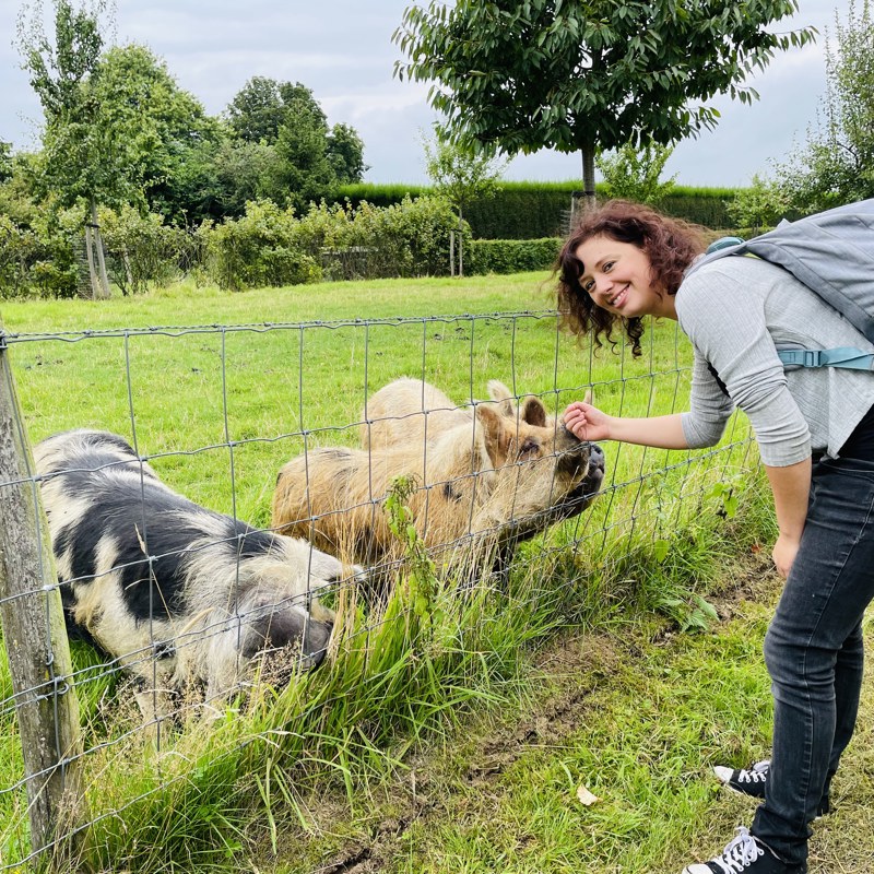 Anne poseert bij de varkentjes