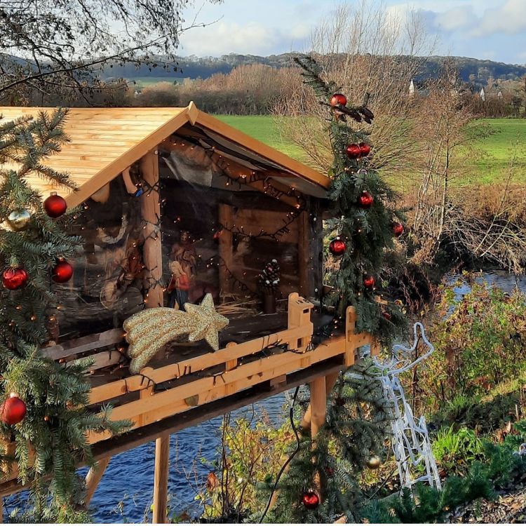 Een met kerstversiering versierde Kribke Schin Op Geul