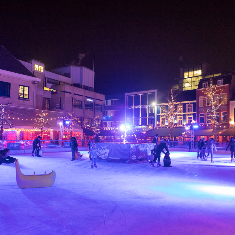 Schaatsende mensen in de avond op Wintertijd in Heerlen