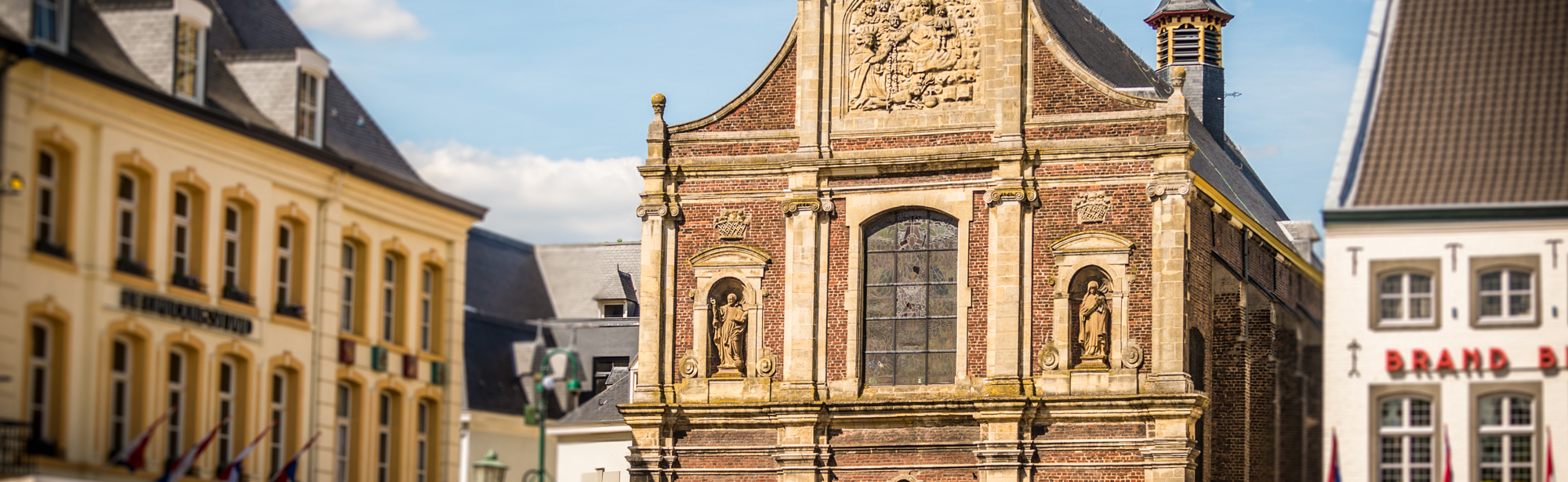 Buitenaanzicht van de Sint Michielskerk op de markt in Sittard