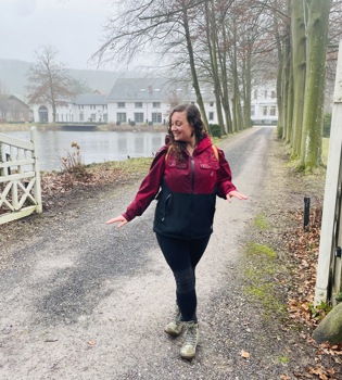 Jenneke poseert in haar regenoutfit bij Kasteel Altenbroek