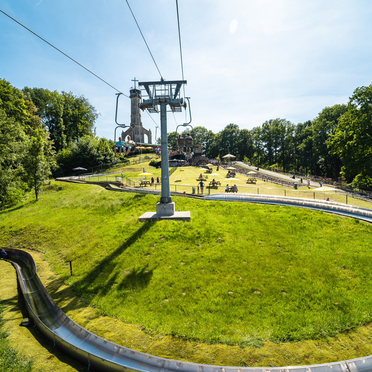 Uitzicht over de rodelbaan bij Attractiepark Kabelbaan Valkenburg