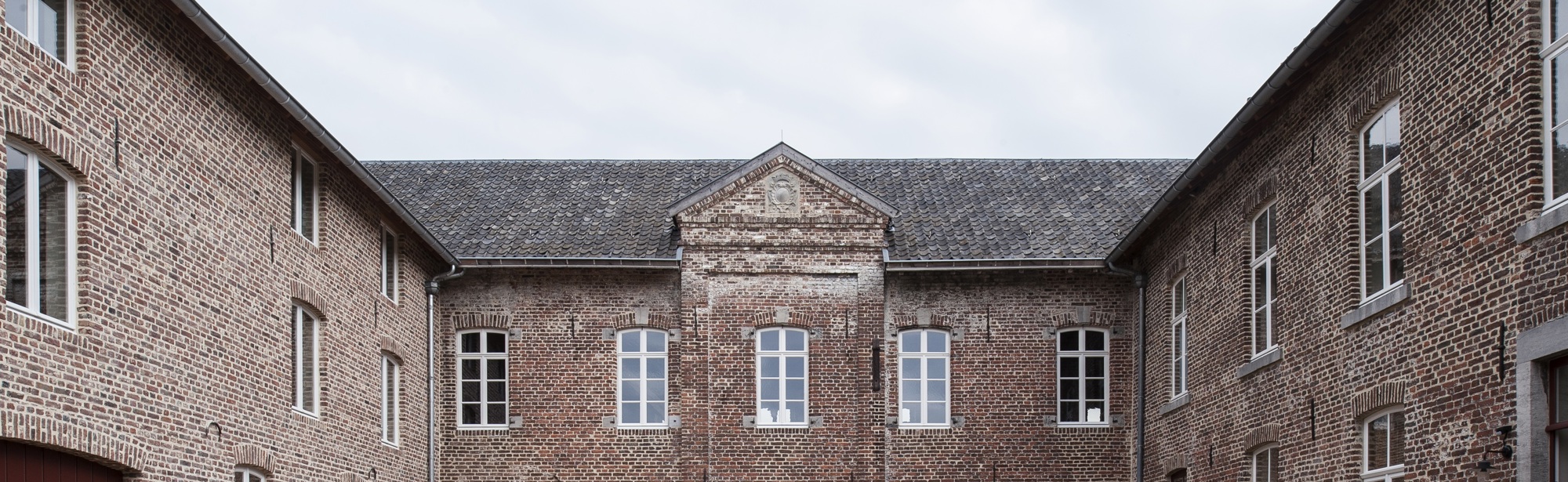 Binnenplaats van Frankenhof Weverij met rode deuren