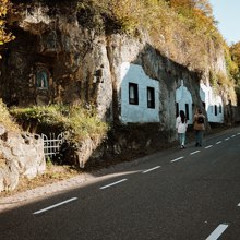 Geulhemmerberg met daarlangs grothuizen en twee vriendinnen die langs de weg omhoog lopen. 