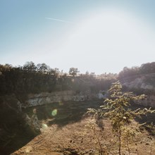 Uitzicht op de Curfsgroeve met tegenlicht van de zon. 