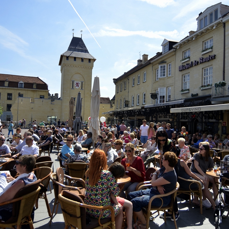 Een vol terras op het Theodoor Dorrenplein in Valkenburg op een zonnige dag