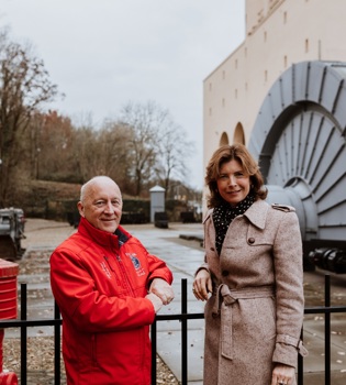 Jack Vinders en Marcia Luyten poseren voor Schacht Nulland