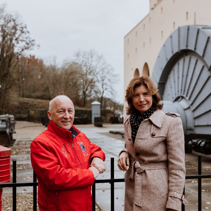 Jack Vinders en Marcia Luyten poseren voor Schacht Nulland