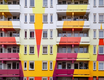 Beschilderde flat in Heerlen met felle kleuren