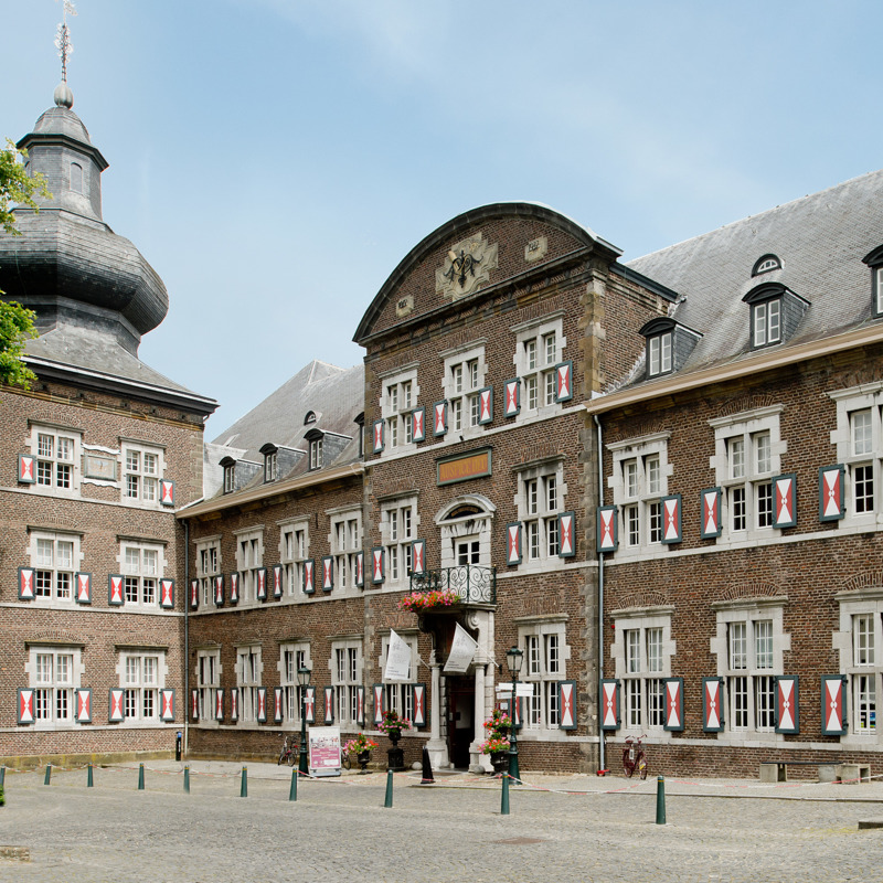 Abdij Rolduc gezien van voren met kleurrijke luikjes voor de ramen