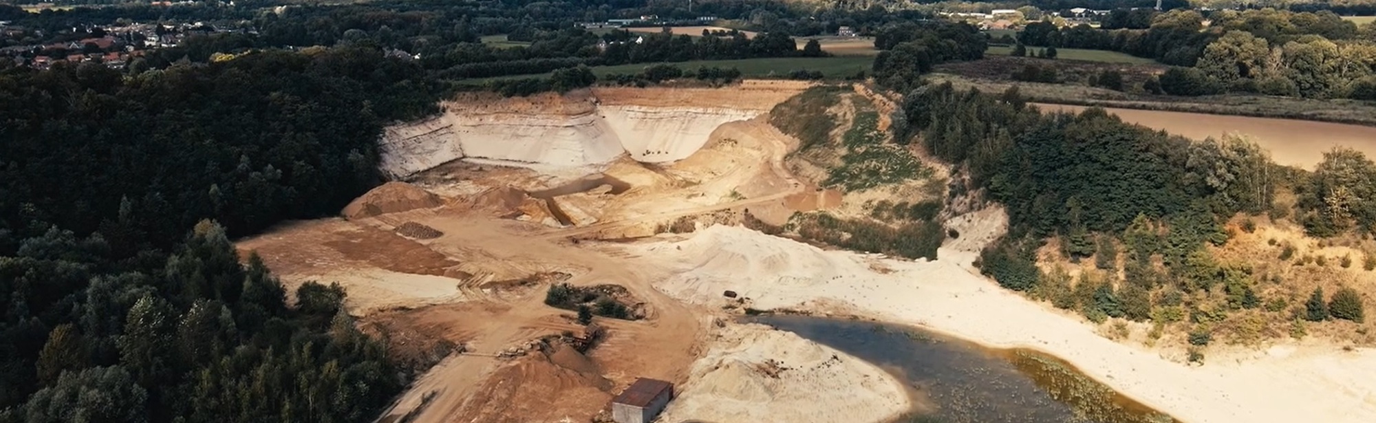 De afgegraven gronden van groeve Spaubeek van boven