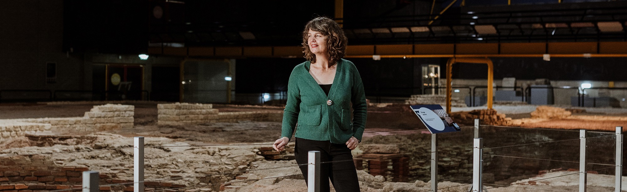 Archeologe Karen Jeneson kijkt uit over het Thermenmuseum